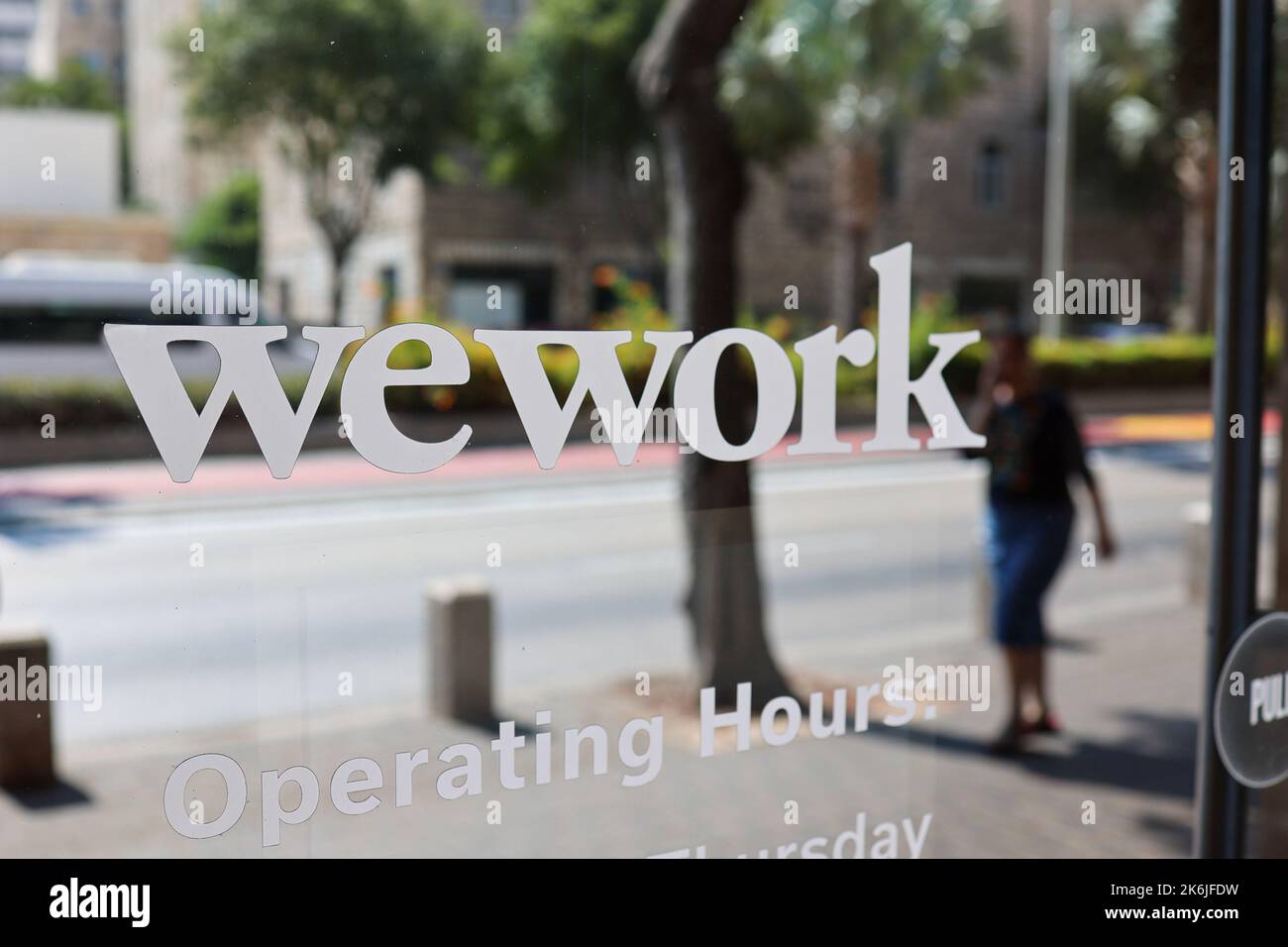 Haifa, Israel 2.10.22: Eingang des WeWork-Bürogebäudes in der Innenstadt von Haifa, Israel. Stockfoto