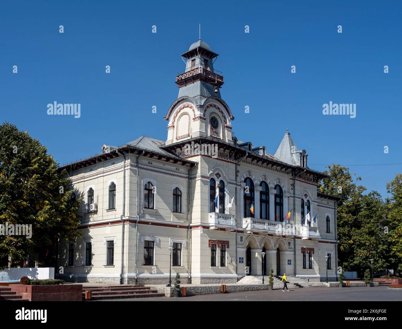 Targu-Jiu, Rumänien-08. Oktober: Gebäude der Präfektur Gorj am 08. Oktober 2022 in Targu-Jiu. Neben ist das Denkmal von Ecaterina Teodoroiu, Stockfoto