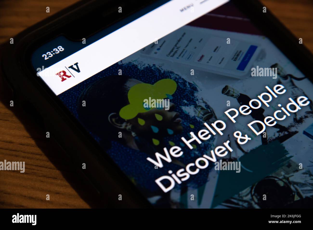 Vancouver, KANADA - 11 2022. Oktober : Closeup-Logo des US-Medienunternehmens Red Ventures auf seiner Website auf einem iPhone. Stockfoto