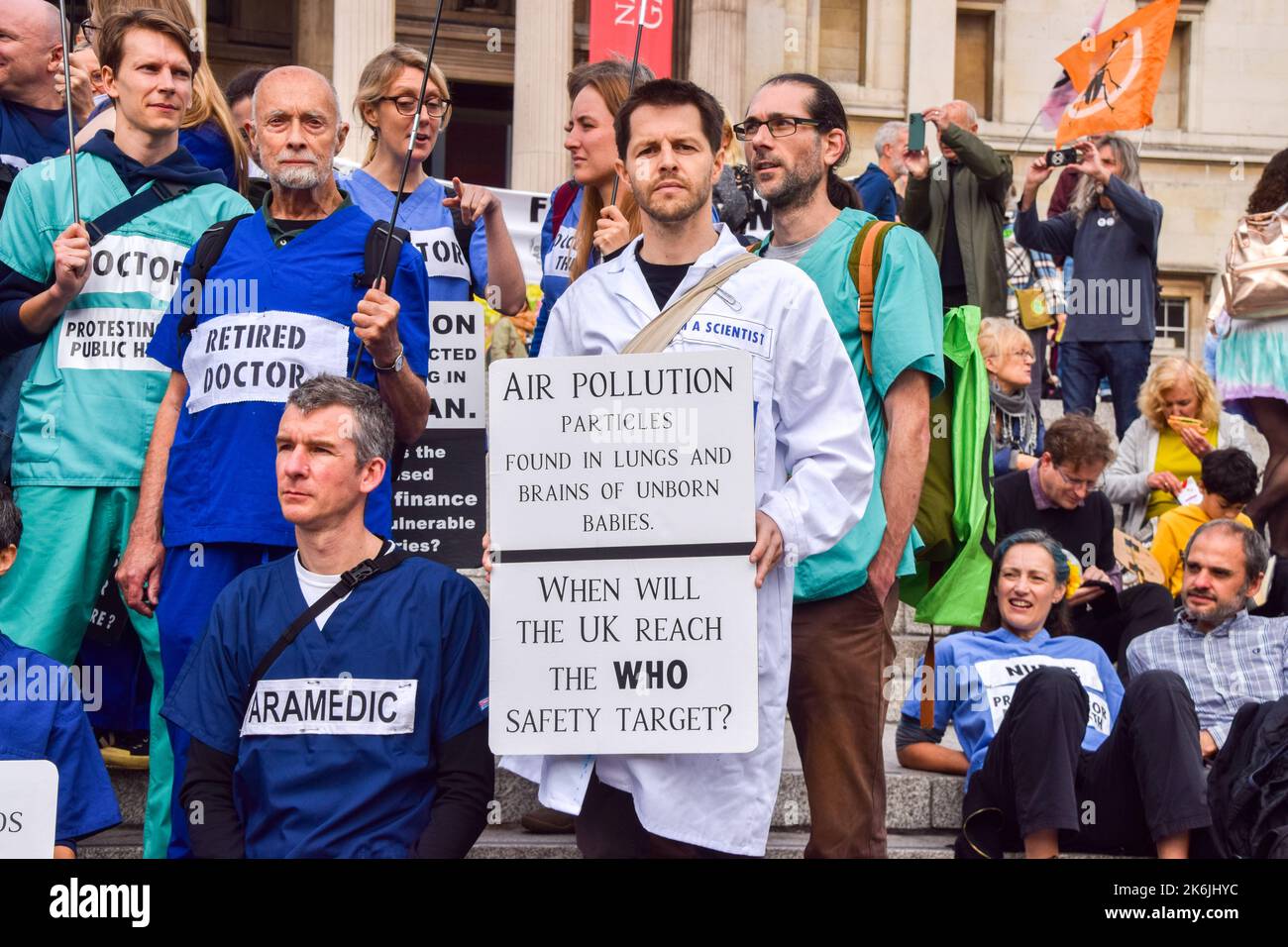 London, England, Großbritannien. 14. Oktober 2022. XR-Wissenschaftler und -Ärzte auf dem Trafalgar Square. Die Demonstranten des Extinction Rebellion versammelten sich in Westminster und forderten Maßnahmen gegen die Klimakrise und explodierende Energiekosten. (Bild: © Vuk Valcic/ZUMA Press Wire) Stockfoto