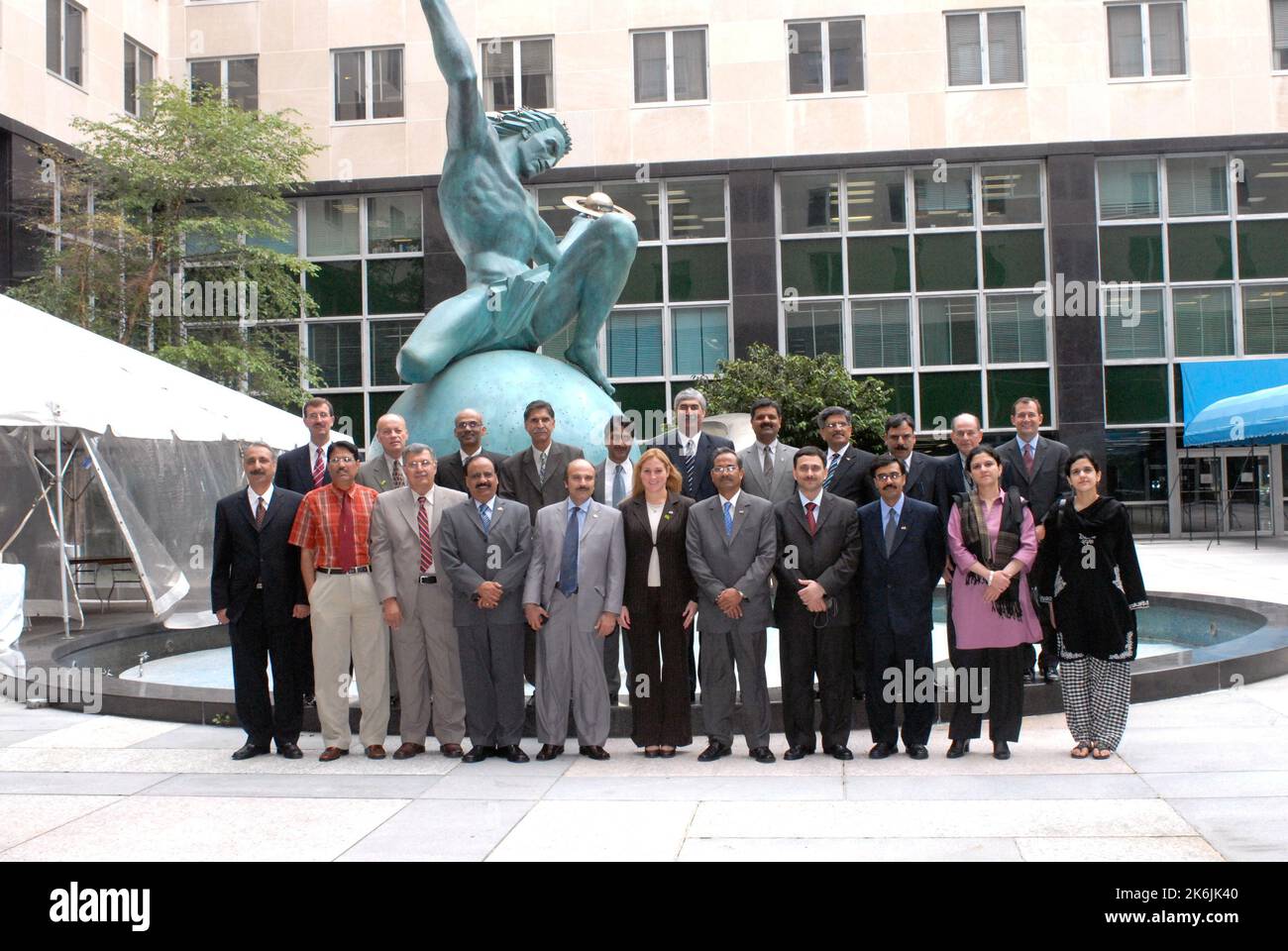 Offizielle Delegation aus Pakistan, die vor der Statue des expandierenden Universums und dem Brunnen im Südhof des Harry S. Truman Building posiert Stockfoto