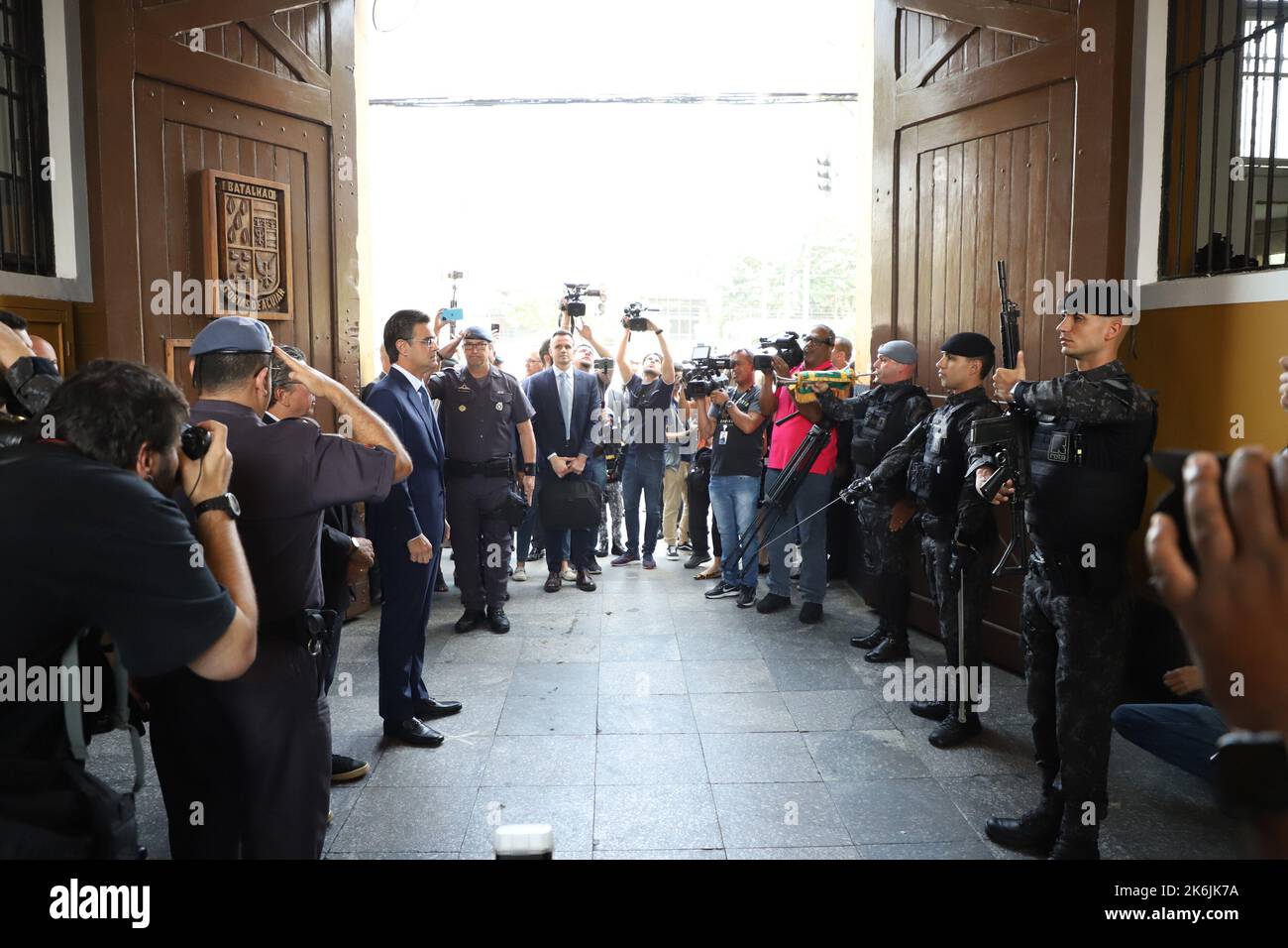 Sao Paulo, Sao Paulo, Brasilien. 14. Oktober 2022. (INT) Feier des 52.. Jahrestages der Gründung von Rota, einer Referenz in der taktischen Polizeiarbeit in Sao Paulo. Outubro 14, 2022, Sao Paulo, Brasilien: Zeremonie der Übergabe der Medaille ''Ostensivas Tobias de Aguiar''' am 1.. Bataillon der Polizei von Sao Paulo, im Stadtteil Luz, in der Innenstadt von Sao Paulo, am Freitag (14), in Anwesenheit des Gouverneurs Rodrigo Garcia, des Bürgermeisters Ricardo Nunes, Der Kandidat für die Regierung von Sao Paulo Tarcisio de Freitas (Republikaner), unter anderen Behörden. Die Veranstaltung feiert das 52.-jährige Bestehen Stockfoto