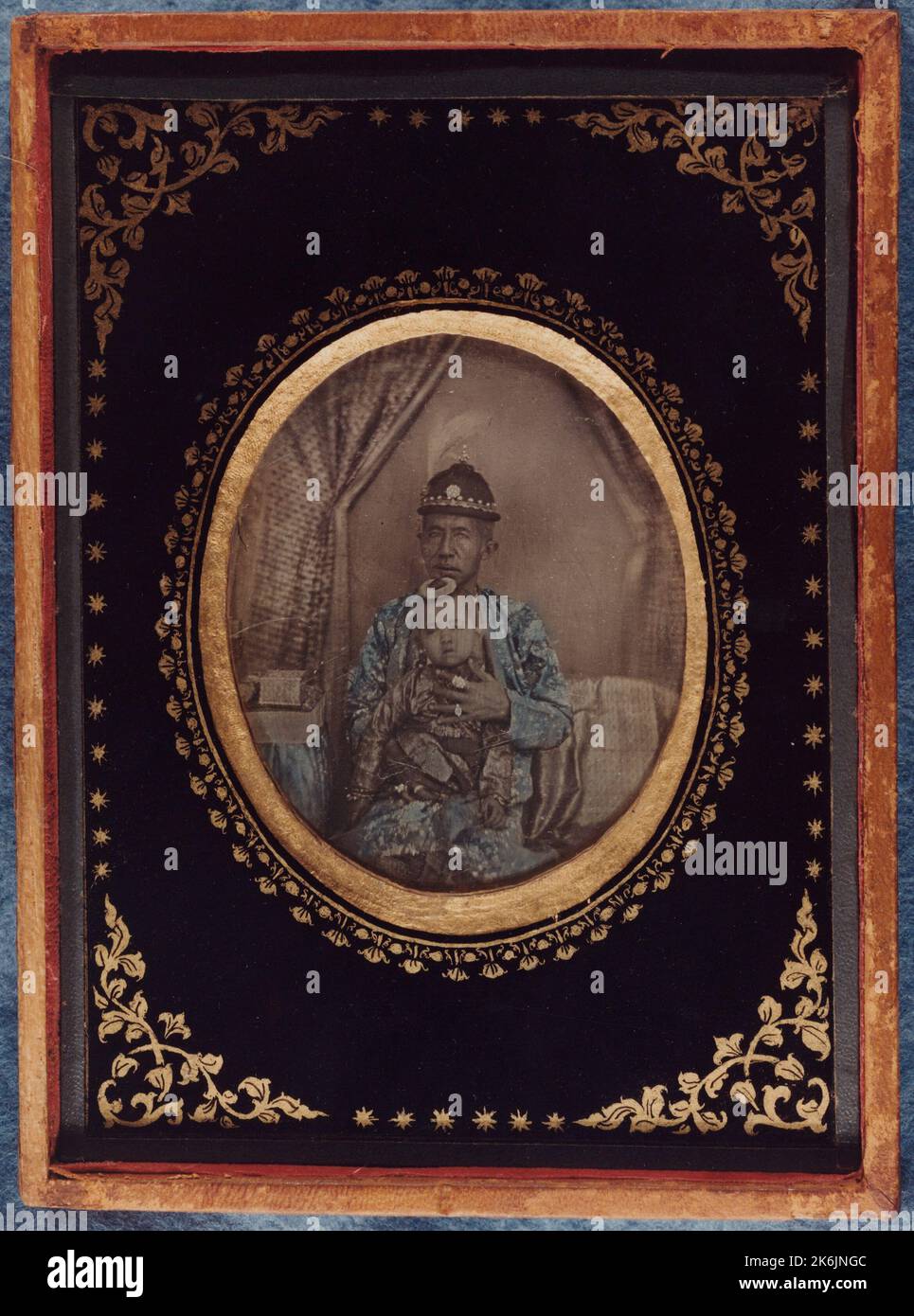 Dieser Gegenstand ist ein Daguerreotyp von König Rama IV oder König Mongkut mit seiner Tochter Somdetch Chow-Fa-ying, der als zeremonielles Geschenk von König Mongkut von Siam an Präsident James Buchanan geschickt wurde. Stockfoto