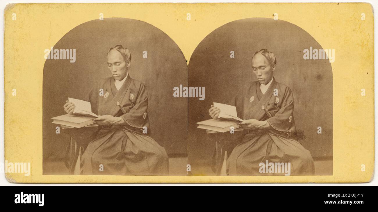 Matsumoto Sannojo, der Sekretär [Matsemoto Sanojou]. Bei diesem Gegenstand handelt es sich um eine stereografische Karte eines sitzenden Matsumoto Sannojo, eines Sekretärs der japanischen Botschaft. 1860 - 1862. Stockfoto