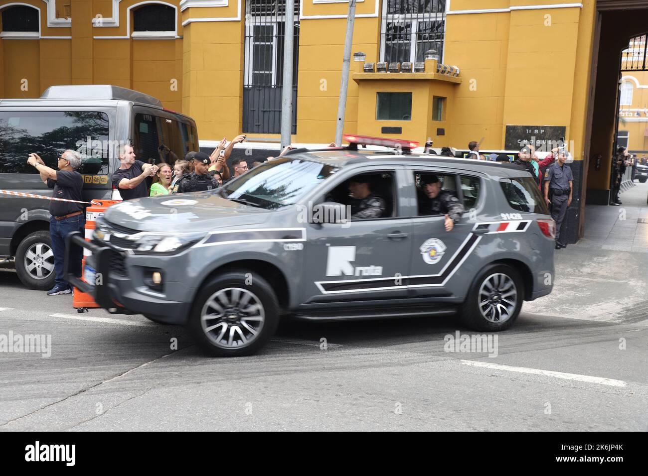 Sao Paulo, Sao Paulo, Brasilien. 14. Oktober 2022. (INT) Feier des 52.. Jahrestages der Gründung von Rota, einer Referenz in der taktischen Polizeiarbeit in Sao Paulo. Outubro 14, 2022, Sao Paulo, Brasilien: Zeremonie der Übergabe der Medaille ''Ostensivas Tobias de Aguiar''' am 1.. Bataillon der Polizei von Sao Paulo, im Stadtteil Luz, in der Innenstadt von Sao Paulo, am Freitag (14), in Anwesenheit des Gouverneurs Rodrigo Garcia, des Bürgermeisters Ricardo Nunes, Der Kandidat für die Regierung von Sao Paulo Tarcisio de Freitas (Republikaner), unter anderen Behörden. Die Veranstaltung feiert das 52.-jährige Bestehen Stockfoto