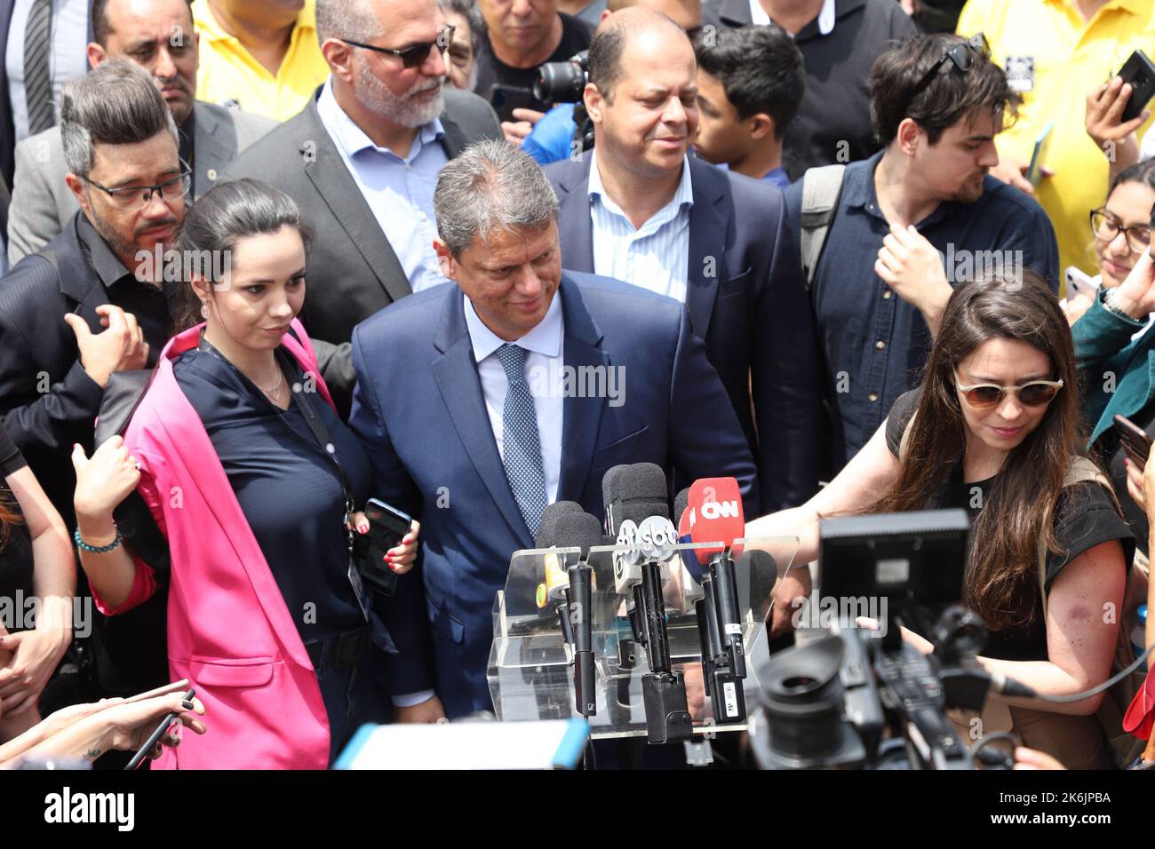 Sao Paulo, Sao Paulo, Brasilien. 14. Oktober 2022. (INT) Feier des 52.. Jahrestages der Gründung von Rota, einer Referenz in der taktischen Polizeiarbeit in Sao Paulo. Outubro 14, 2022, Sao Paulo, Brasilien: Zeremonie der Übergabe der Medaille ''Ostensivas Tobias de Aguiar''' am 1.. Bataillon der Polizei von Sao Paulo, im Stadtteil Luz, in der Innenstadt von Sao Paulo, am Freitag (14), in Anwesenheit des Gouverneurs Rodrigo Garcia, des Bürgermeisters Ricardo Nunes, Der Kandidat für die Regierung von Sao Paulo Tarcisio de Freitas (Republikaner), unter anderen Behörden. Die Veranstaltung feiert das 52.-jährige Bestehen Stockfoto