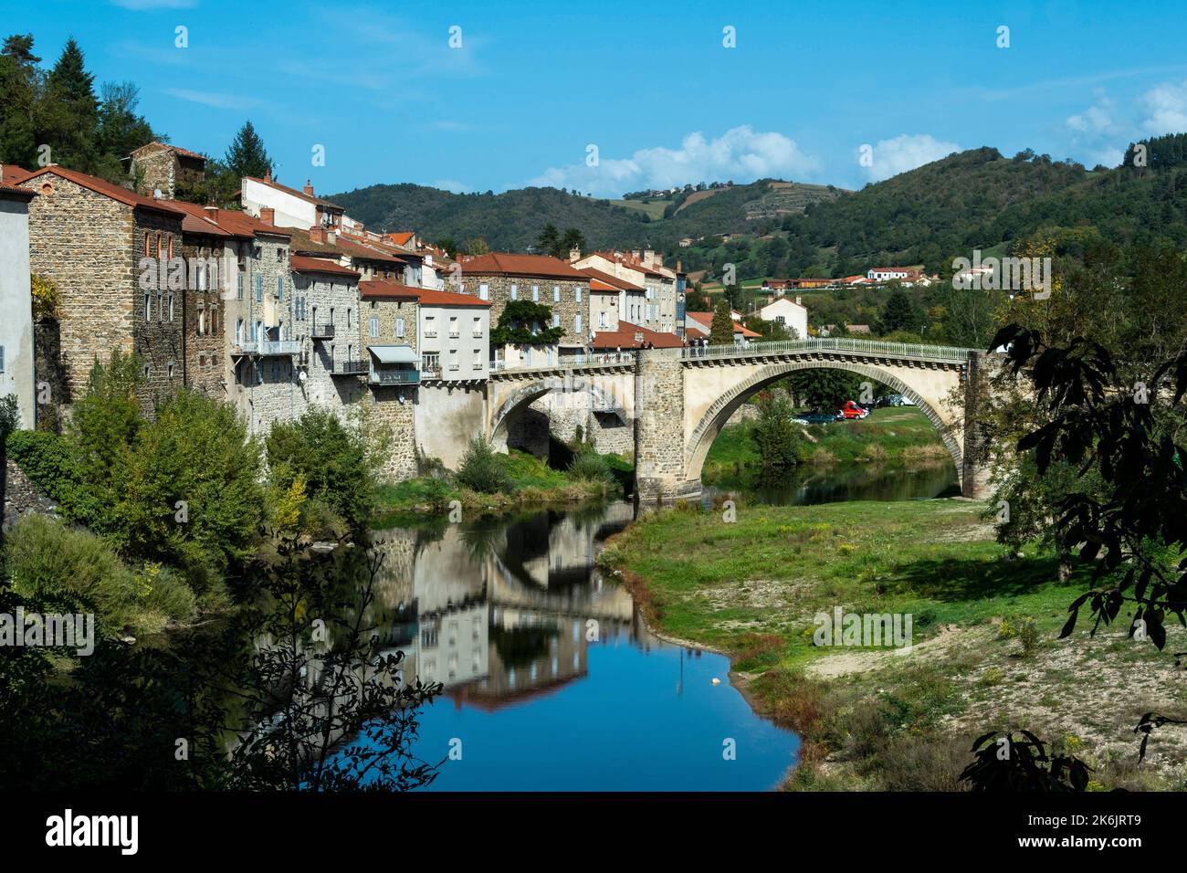 Lavoute Chilhac beschriftet Les Plus Beaux Villages de France, Arch-Brücke am Fluss Allier. Département Haute-Loire, Auvergne, Frankreich Stockfoto