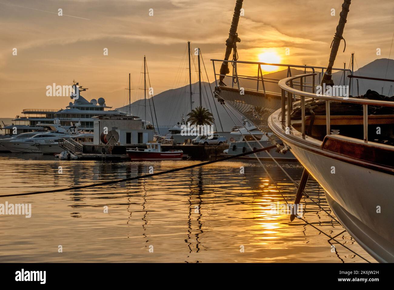 Festgefahrenen Yachten und Motorbooten bei Sonnenuntergang Stockfoto