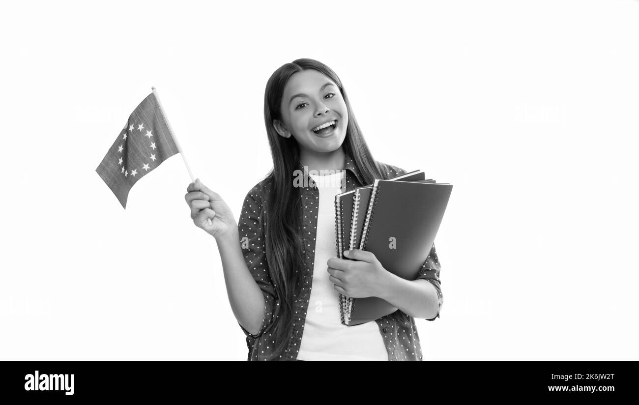 Kinder halten eu-Flagge und Schule Copybook für das Studium isoliert auf weiß, Bildung. Stockfoto