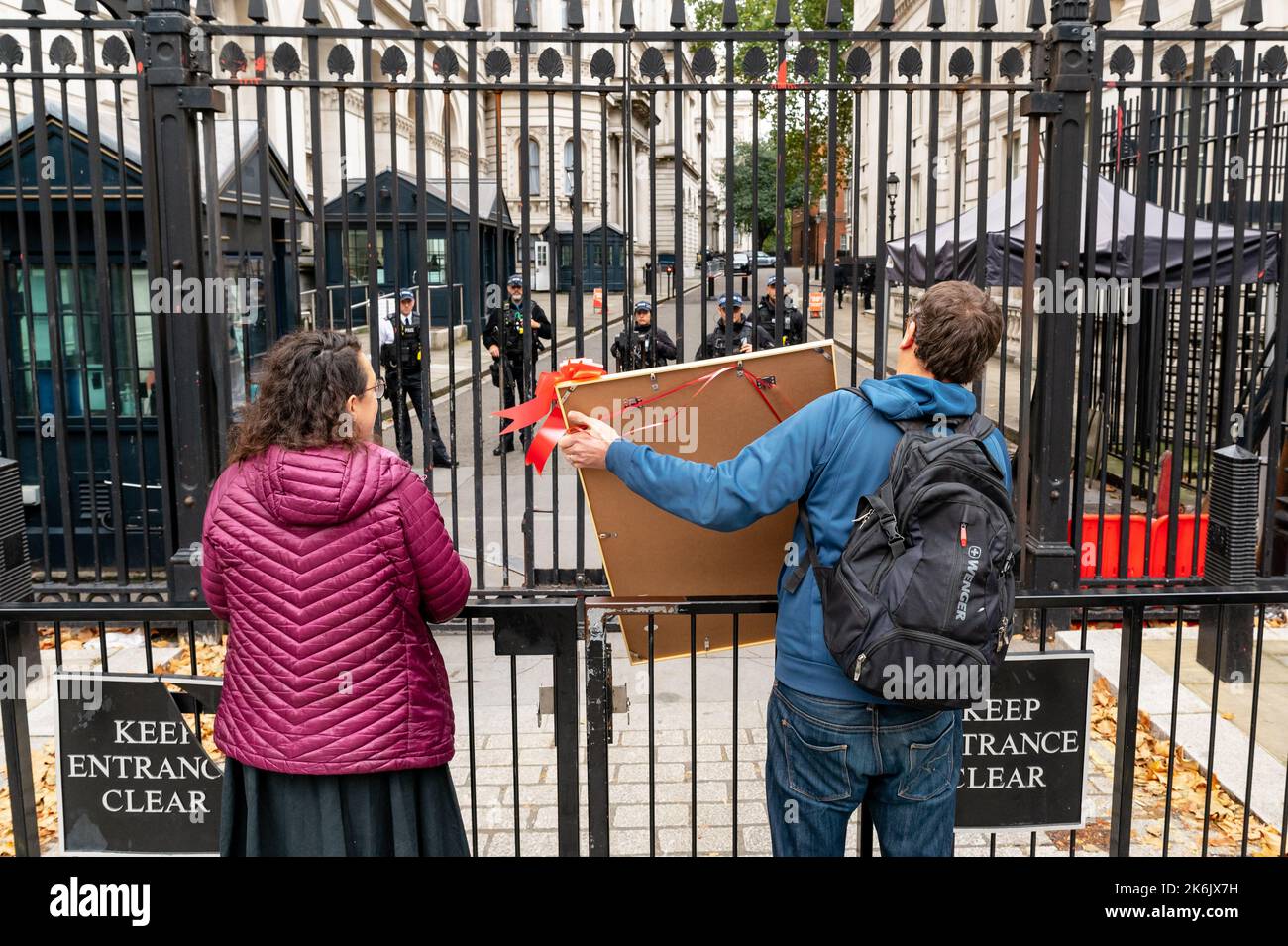 London, Großbritannien. 14. Oktober 2022. Klimaaktivisten von Extinction Rebellion versuchen, Liz Truss im Namen von Shell außerhalb der Downing Street mit der Auszeichnung "Employee of the Month" auszuzeichnen, nachdem Liz Truss eine umstrittene Haltung zugunsten der Öl- und Gasindustrie vertreten hatte. Quelle: Andrea Domeniconi/Alamy Live News Stockfoto