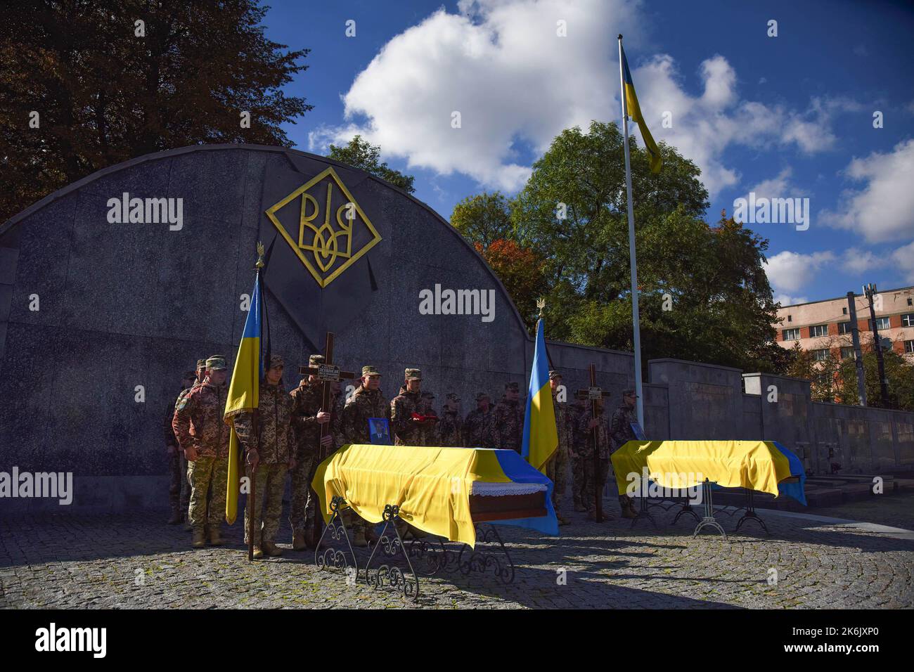 Beerdigung ukrainischer Soldaten, die auf dem Lytschakiv-Friedhof in Lemberg gestorben sind. Am 24. Februar griff Russland die Ukraine an. Die Russen töten und foltern die Zivilbevölkerung, zerstören Wohngebäude und kritische Infrastruktur in ukrainischen Städten. Stockfoto