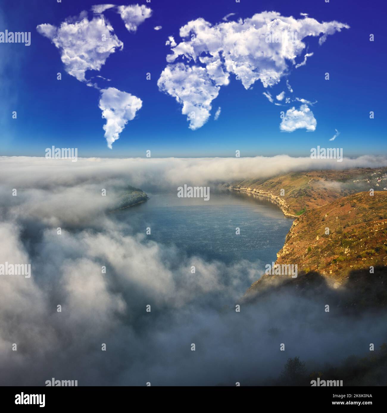 Wolken in Form einer Weltkarte über dem Canyon des Flusses. Konzeptionelle Landschaft. Herbstmorgen Stockfoto