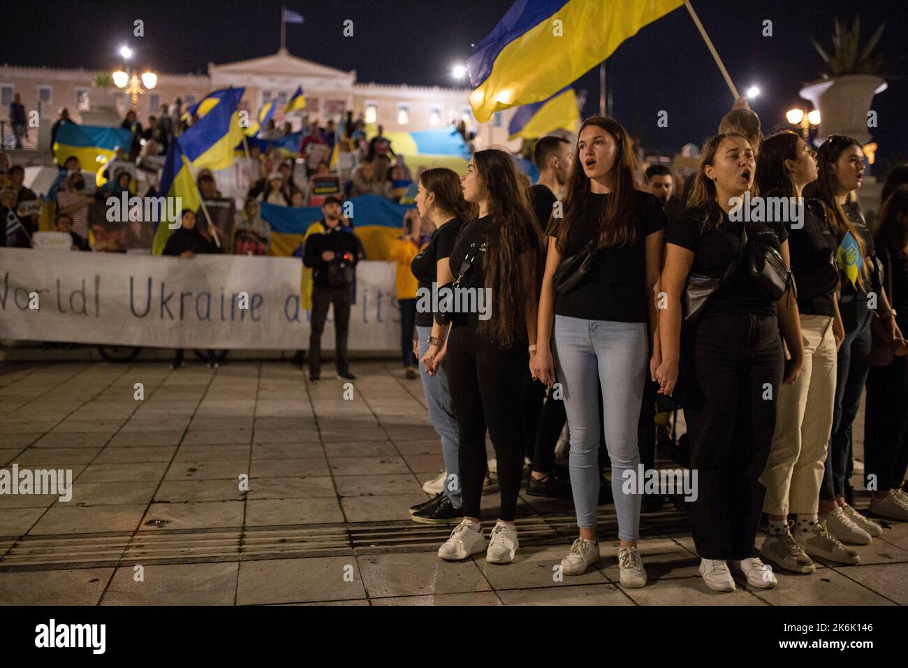 Athen, Griechenland. 14. Oktober 2022. In Griechenland lebende Ukrainer nehmen an einer Demonstration Teil, die Teil der globalen Kampagne „#DefendingUkraine“ zum Tag der Verteidiger der Ukraine ist, die jährlich am 14. Oktober gefeiert wird. Kredit: Socrates Baltagiannis/dpa/Alamy Live Nachrichten Stockfoto