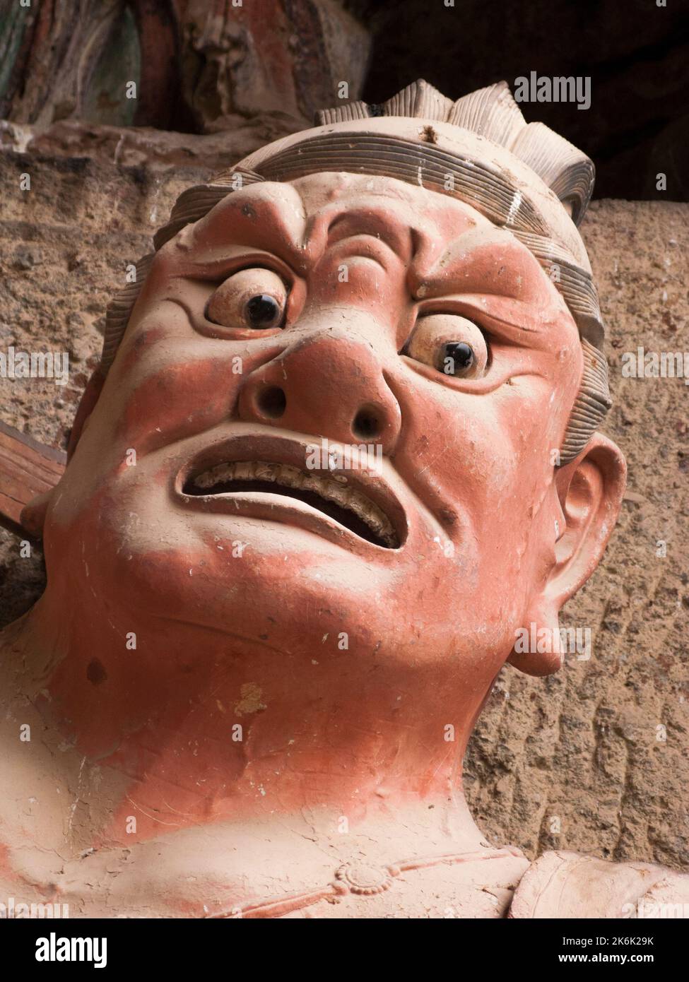 Figuren in der Höhle 004, die während der nördlichen Zhou-Zeit in den Jahren 557 bis 581 errichtet wurde. Treppen und Gehwege, die an der gemeinsamen Felswand befestigt sind, ermöglichen es den Besuchern, die alten Lehmstatuen von Buddha und buddhistischen Gottheiten zu sehen, die an der Steinoberfläche der Felswand angebracht und geschnitzt sind. Die Maijishan-Grotten, früher als Maichishan romanisiert, sind eine Reihe von 194 Höhlen, die in die Seite des Hügels von Majishan, Tianshui, Provinz Gansu, geschnitten wurden. Nordwest-China. (126) Stockfoto