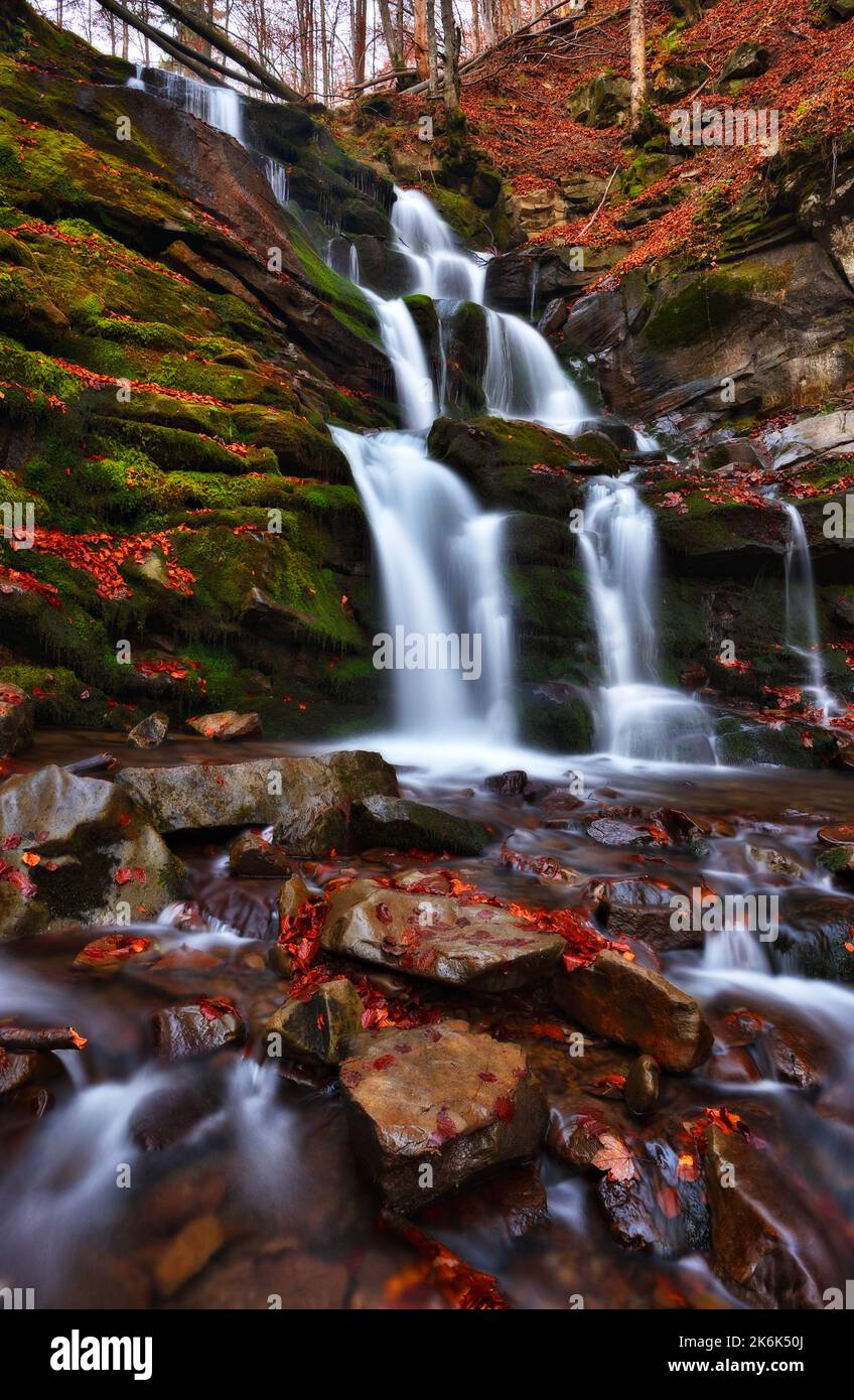 Malerischer Wasserfall im Herbstwald. Natur der Ukraine Stockfoto