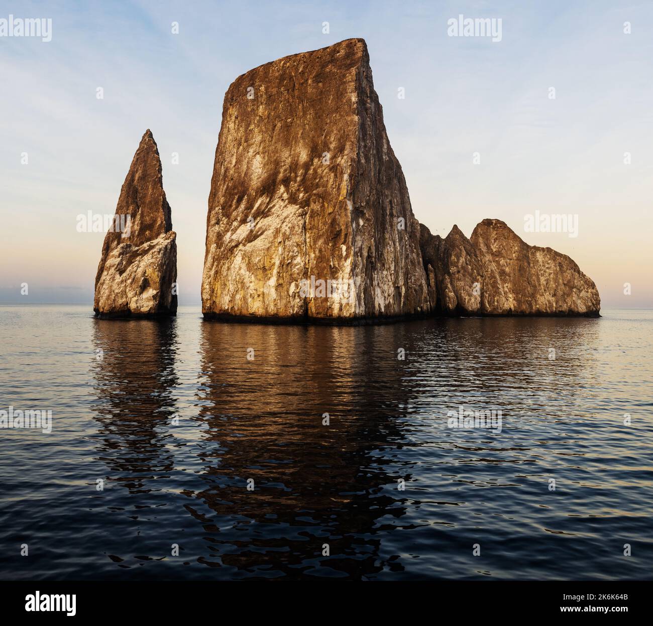 leon dormido, Roca León Dormido bei Sonnenaufgang, Galapagos-Inseln, Ecuador, Südamerika Stockfoto