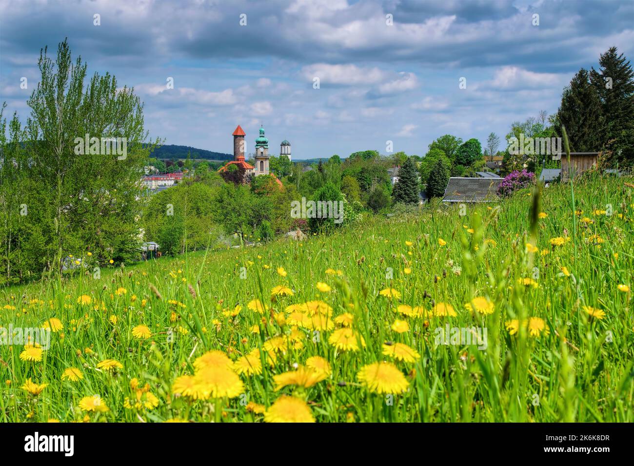 Die Stadt Auerbach im Frühling, Landschaft Vogtland, Deutschland Stockfoto
