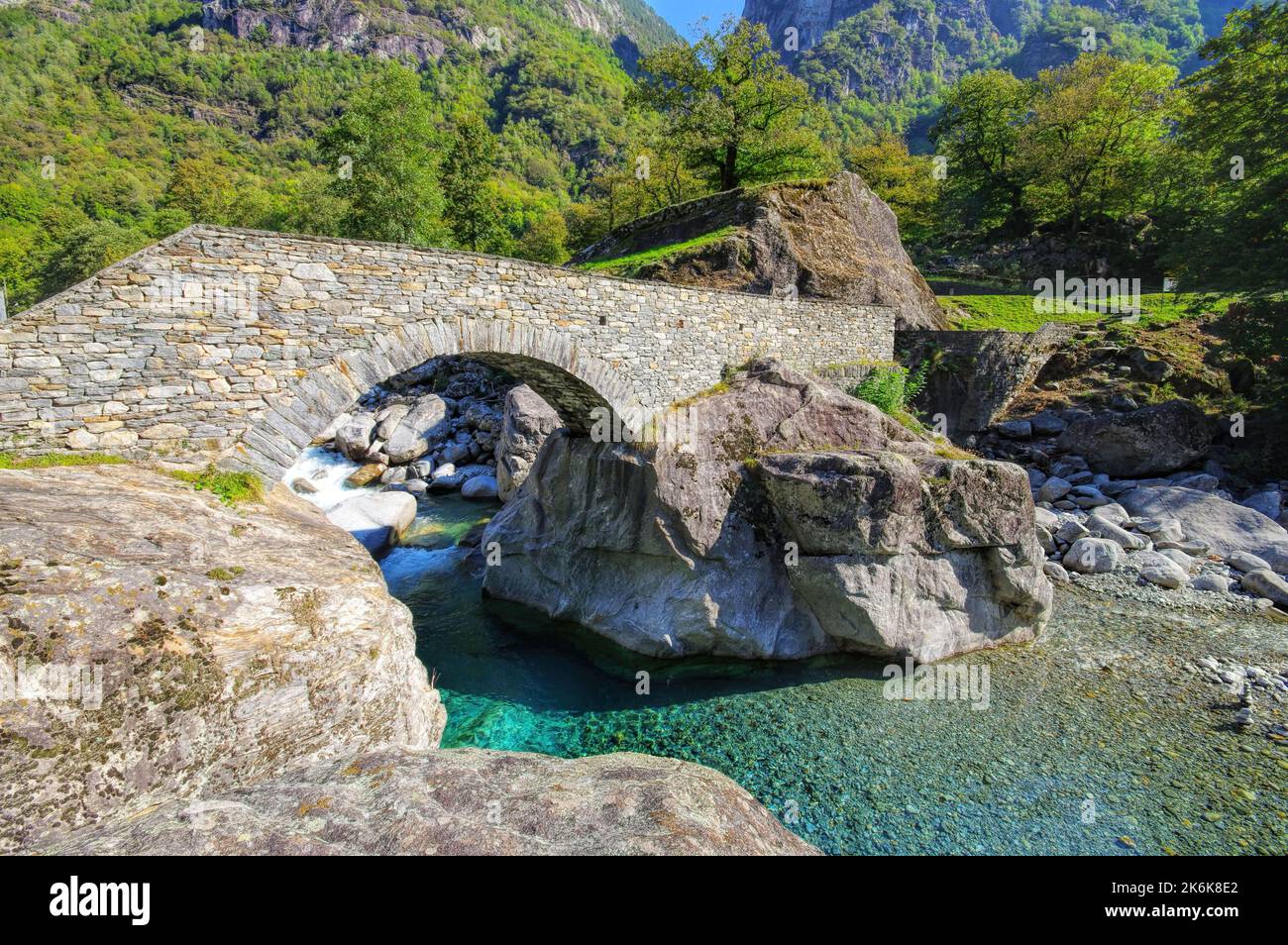 Alte Steinbogenbrücke bei Mulini im Bavona-Tal, Tessin in der Schweiz Stockfoto