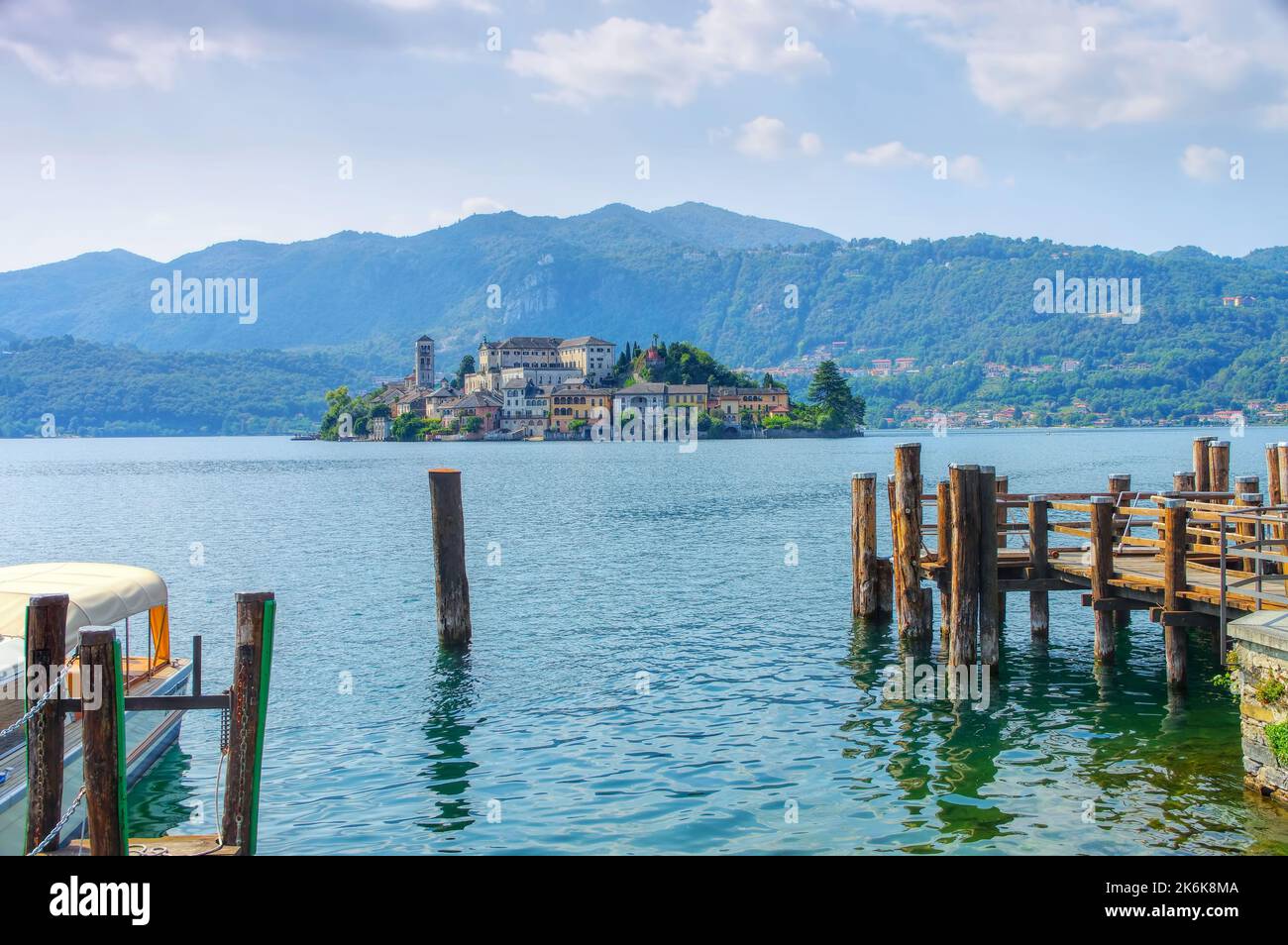 Blick auf die Insel Isola San Giulio am Ortasee in Italien Stockfoto