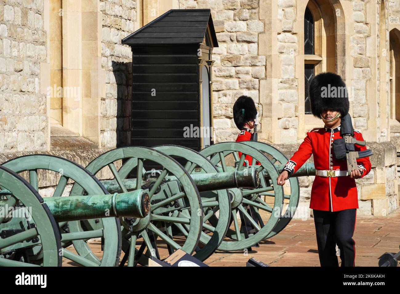 Königliche Wachen bei den Waterloo Barracks, dem Tower of London, London England, Großbritannien Stockfoto