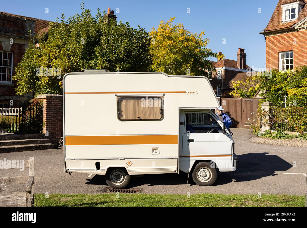 Salisbury Wiltshire, Großbritannien, 10, Oktober 2022 kleiner Wohnmobil, der neben dem Grün im historischen Salisbury geparkt ist Stockfoto