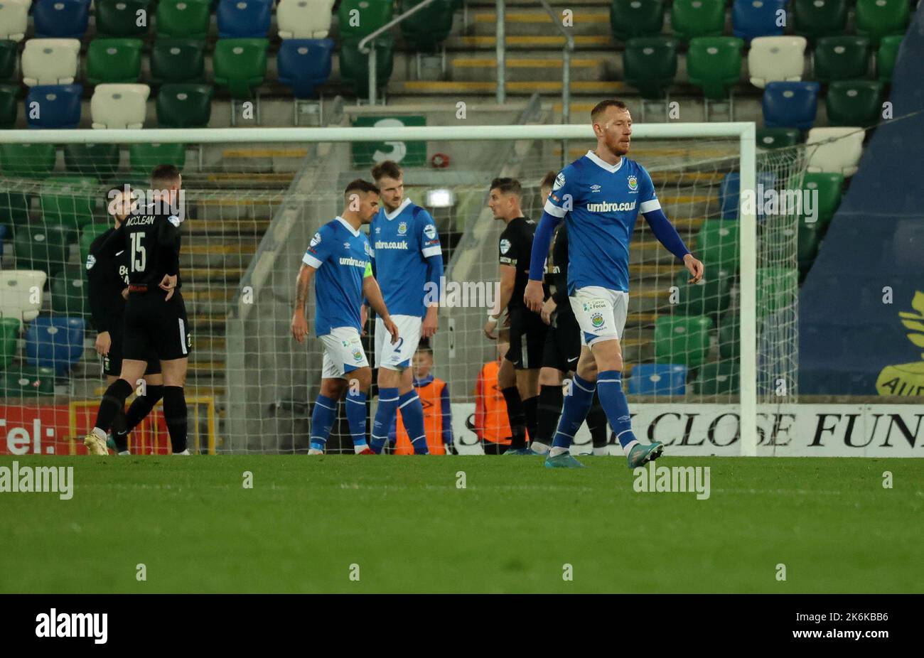 Windsor Park, Belfast, Nordirland, Großbritannien. 14 Okt 2022. Danske Bank Premiership – Linfield / Glentoran. Action vom heutigen Spiel im Windsor Park (Linfield in Blau). Linfield-Verteidiger Michael Newberry wird in der ersten Halbzeit abgeschickt. Kredit: CAZIMB/Alamy Live Nachrichten. Stockfoto