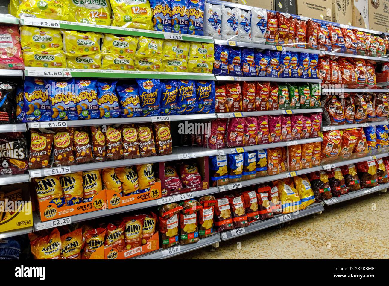 Regale mit einer Auswahl an knusprigen Packungen in einem Tesco Supermarkt, London, England, Großbritannien Stockfoto