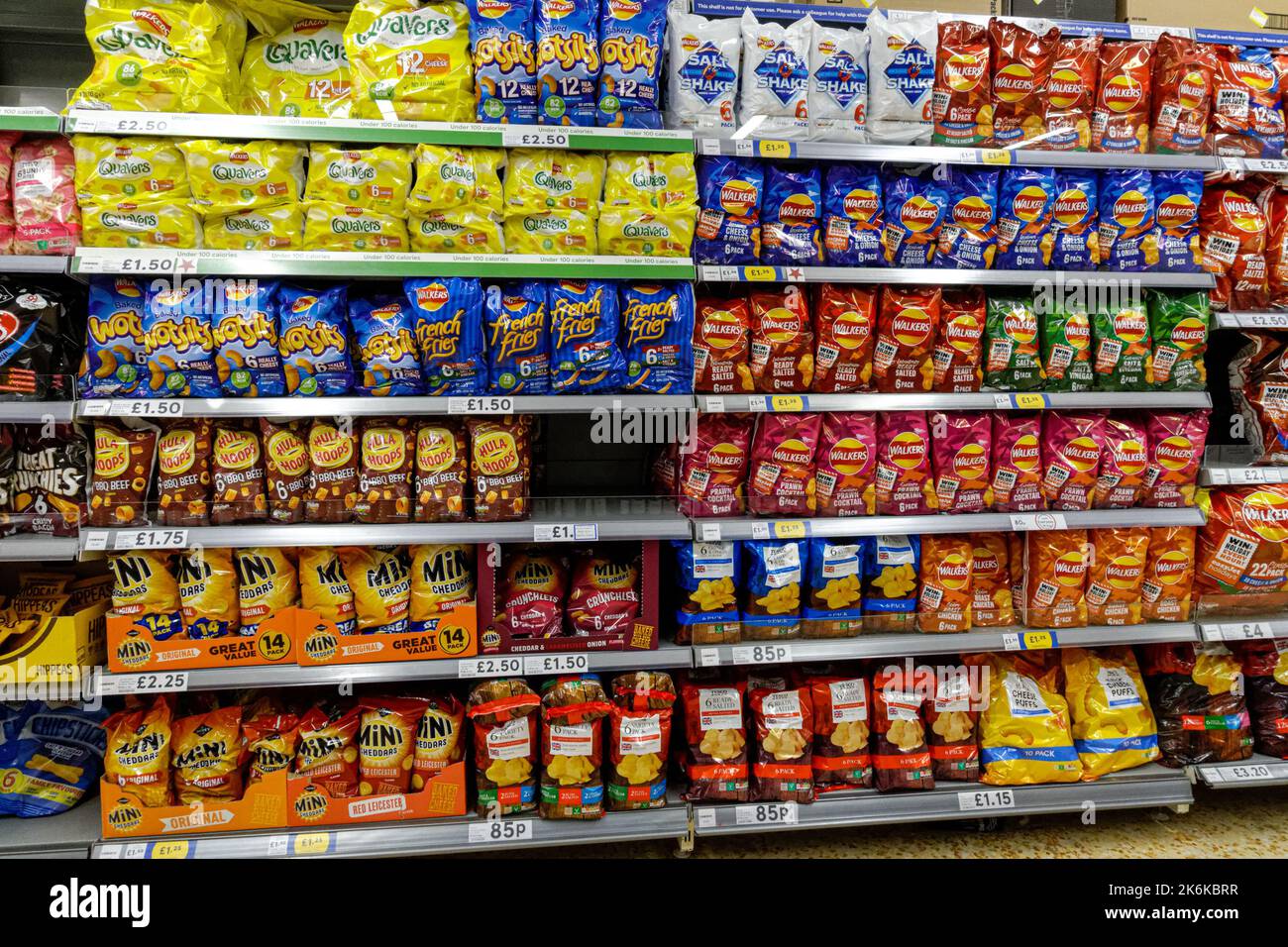 Regale mit einer Auswahl an knusprigen Packungen in einem Tesco Supermarkt, London, England, Großbritannien Stockfoto