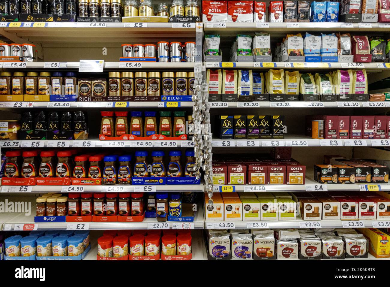 Regale mit einer Auswahl an Kaffeepacks und -Gläsern in einem Tesco Supermarkt, London England, Großbritannien Stockfoto