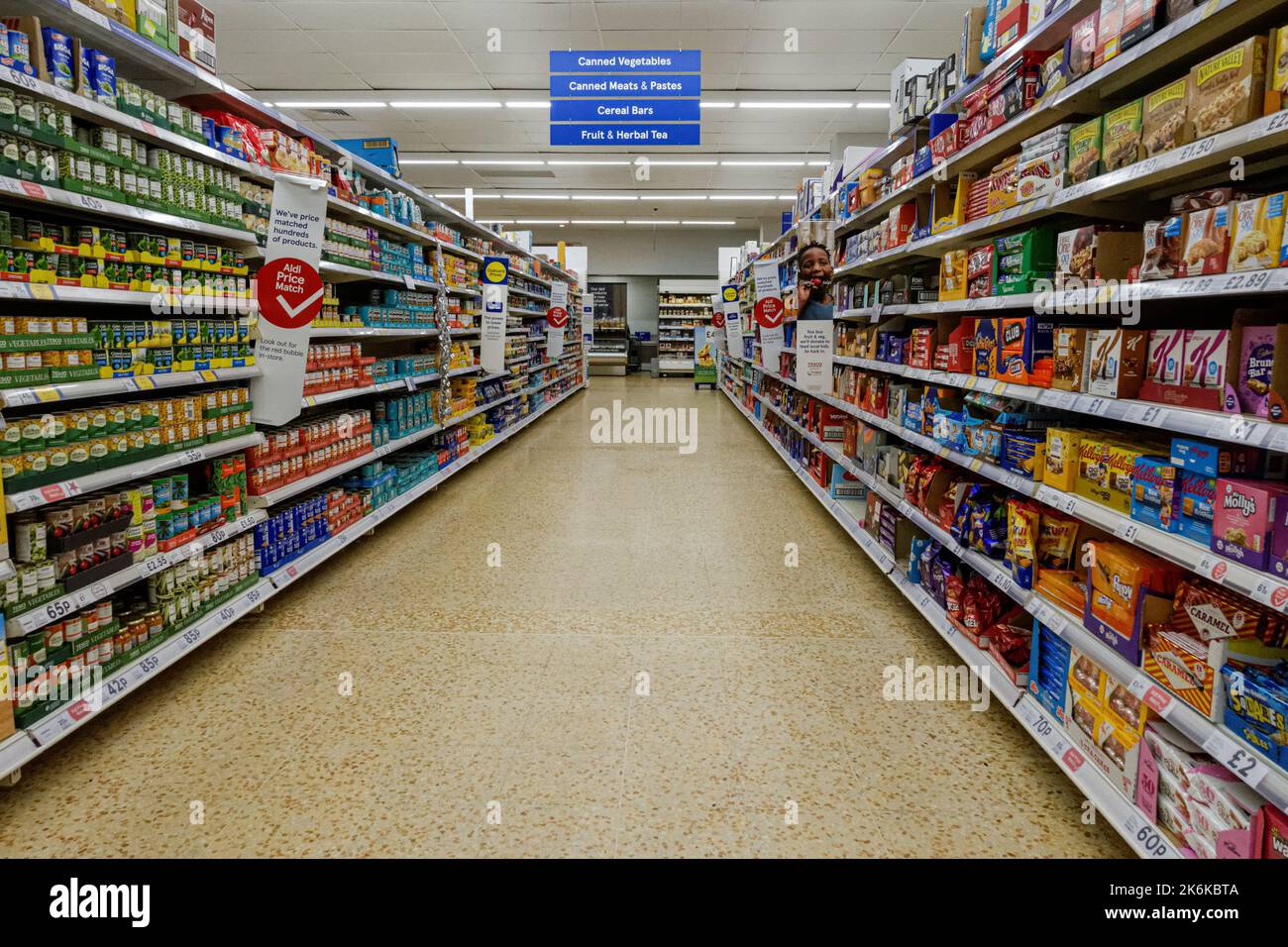 Gang in Tesco Supermarkt Lebensmittelhalle, Großbritannien Stockfoto