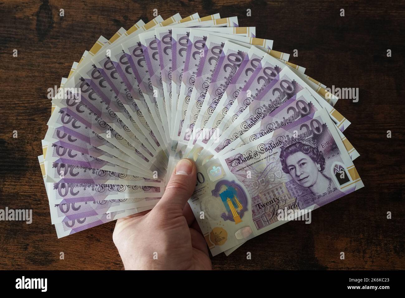 Ein Mann mit britischen 20-Pfund-Noten Stockfoto