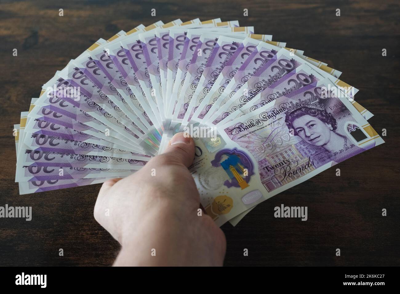 Ein Mann mit britischen 20-Pfund-Noten Stockfoto