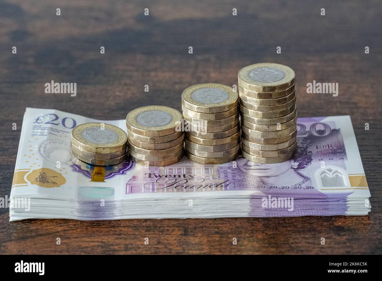 Britische 20-Pfund-Scheine und 1-Pfund-Münzen Stockfoto