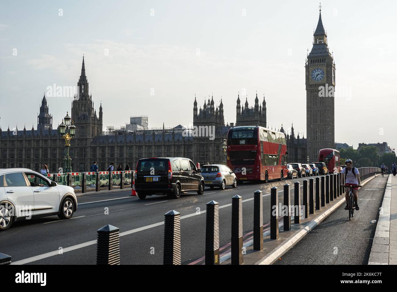 Eine Fahrradspur auf der Westminster Bridge, London England Großbritannien Stockfoto