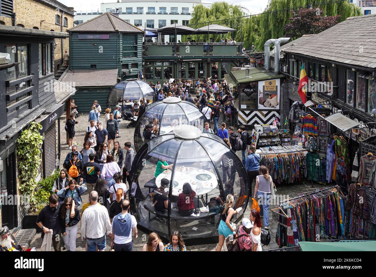 Geschäfte und Imbissstände auf Camden Market, Camden Town, London England Großbritannien Stockfoto