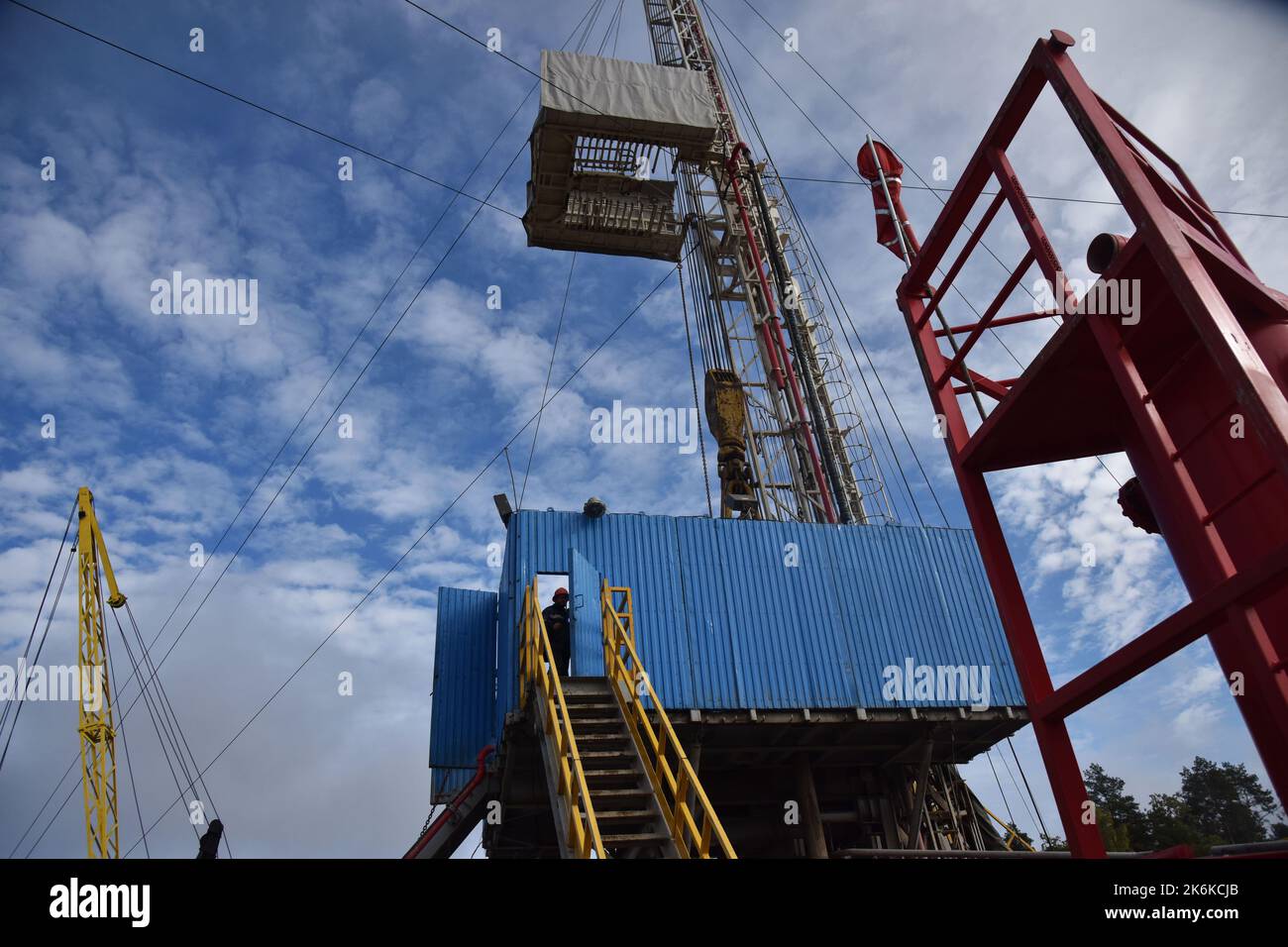Lviv, Ukraine. 1. Oktober 2022. Als Arbeiter, der aufgrund der russischen Militärinvasion an einer Gasbohrstation in der Region Lemberg gesehen wurde, weigerte sich die Ukraine vollständig, russisches Gas zu geben. Daher werden in verschiedenen Regionen der Ukraine neue Gasfelder bebohrt und erschlossen. (Bild: © Pavlo Palamarchuk/SOPA Images via ZUMA Press Wire) Stockfoto