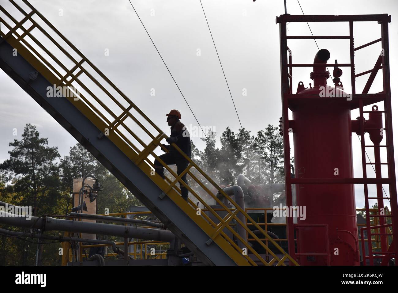 Lviv, Ukraine. 1. Oktober 2022. Ein Arbeiter steigt die Treppe an einer Gasbohrstation in der Region Lviv an. Aufgrund der russischen Militärinvasion lehnte die Ukraine russisches Gas vollständig ab. Daher werden in verschiedenen Regionen der Ukraine neue Gasfelder bebohrt und erschlossen. (Bild: © Pavlo Palamarchuk/SOPA Images via ZUMA Press Wire) Stockfoto