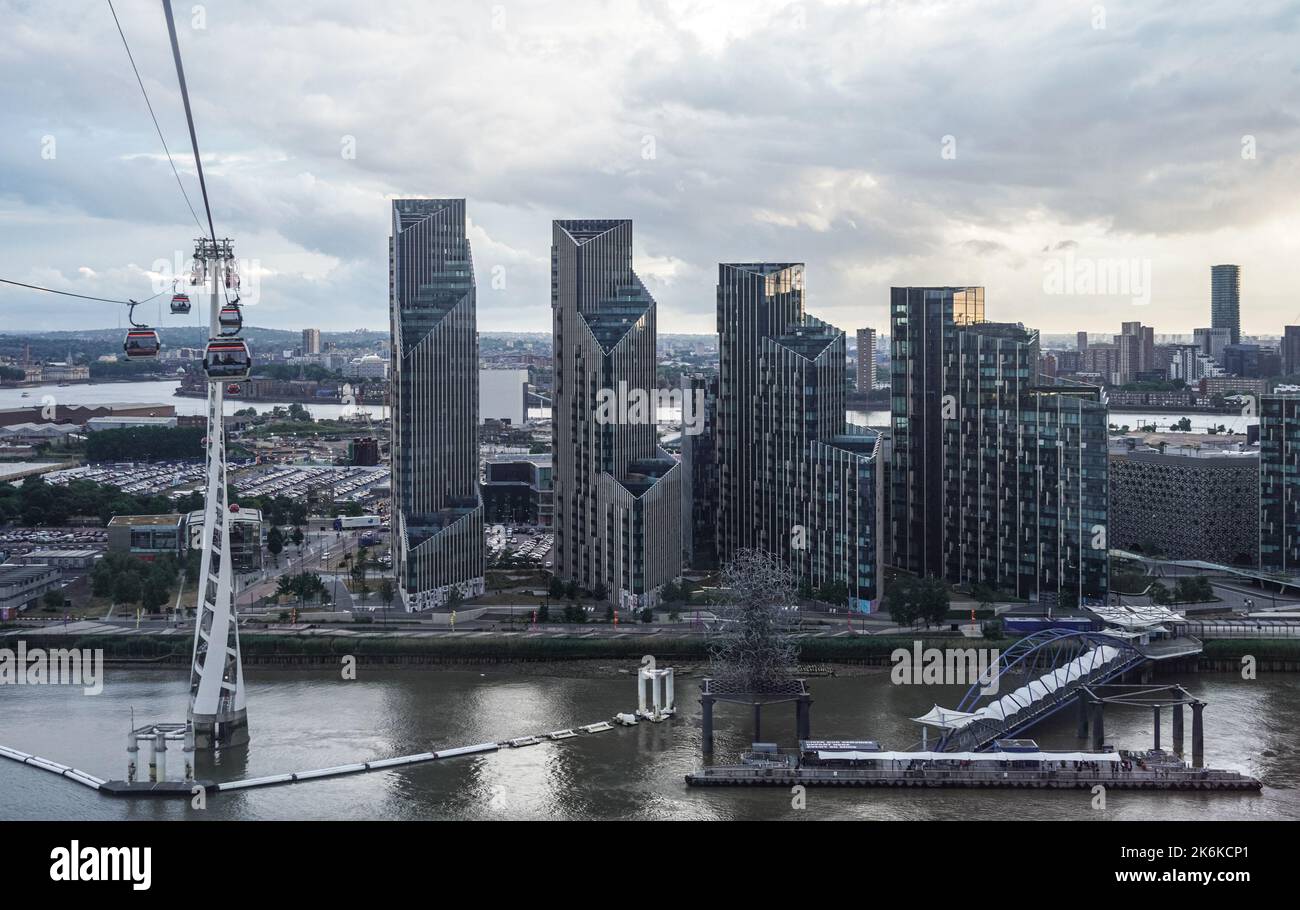 Luftaufnahme des Wohnungsbaus am Upper Riverside auf der Greenwich-Halbinsel in London, England, Großbritannien Stockfoto
