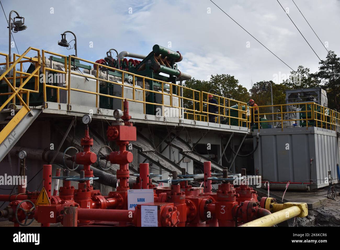 Lviv, Ukraine. 1. Oktober 2022. Installationen an einer Gasbohrstation in der Region Lviv. Aufgrund der russischen Militärinvasion lehnte die Ukraine russisches Gas vollständig ab. Daher werden in verschiedenen Regionen der Ukraine neue Gasfelder bebohrt und erschlossen. (Bild: © Pavlo Palamarchuk/SOPA Images via ZUMA Press Wire) Stockfoto