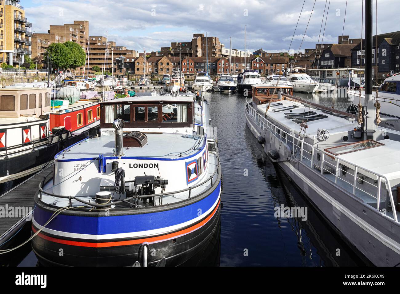 Wohnimmobilien an den St. Katharine Docks and Marina in London, England, Großbritannien Stockfoto