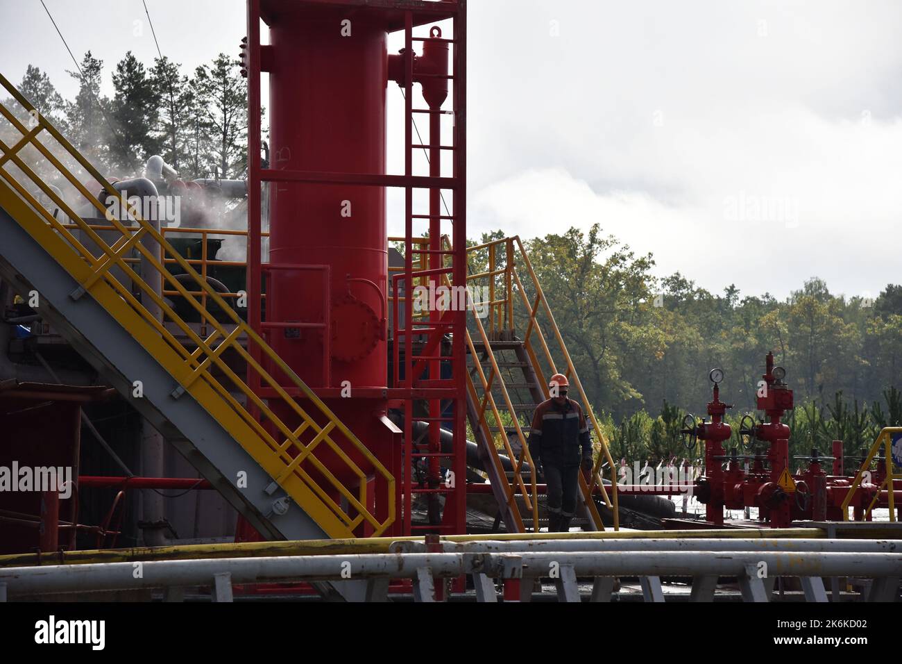 Lviv, Ukraine. 1. Oktober 2022. Ein Arbeiter, der an einer Gasbohrstation in der Region Lviv gesehen wurde. Aufgrund der russischen Militärinvasion lehnte die Ukraine russisches Gas vollständig ab. Daher werden in verschiedenen Regionen der Ukraine neue Gasfelder bebohrt und erschlossen. (Bild: © Pavlo Palamarchuk/SOPA Images via ZUMA Press Wire) Stockfoto
