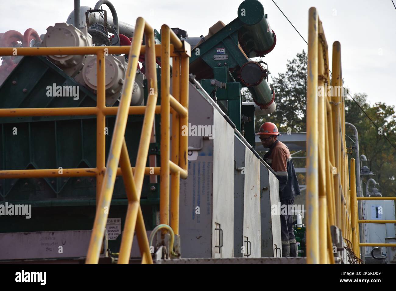 Lviv, Ukraine. 1. Oktober 2022. Als Arbeiter, der aufgrund der russischen Militärinvasion an einer Gasbohrstation in der Region Lemberg gesehen wurde, weigerte sich die Ukraine vollständig, russisches Gas zu geben. Daher werden in verschiedenen Regionen der Ukraine neue Gasfelder bebohrt und erschlossen. (Bild: © Pavlo Palamarchuk/SOPA Images via ZUMA Press Wire) Stockfoto