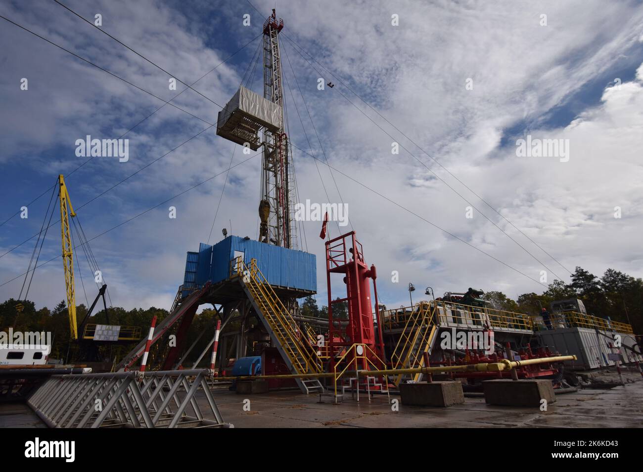 Lviv, Ukraine. 1. Oktober 2022. Installationen an einer Gasbohrstation in der Region Lviv. Aufgrund der russischen Militärinvasion lehnte die Ukraine russisches Gas vollständig ab. Daher werden in verschiedenen Regionen der Ukraine neue Gasfelder bebohrt und erschlossen. (Bild: © Pavlo Palamarchuk/SOPA Images via ZUMA Press Wire) Stockfoto