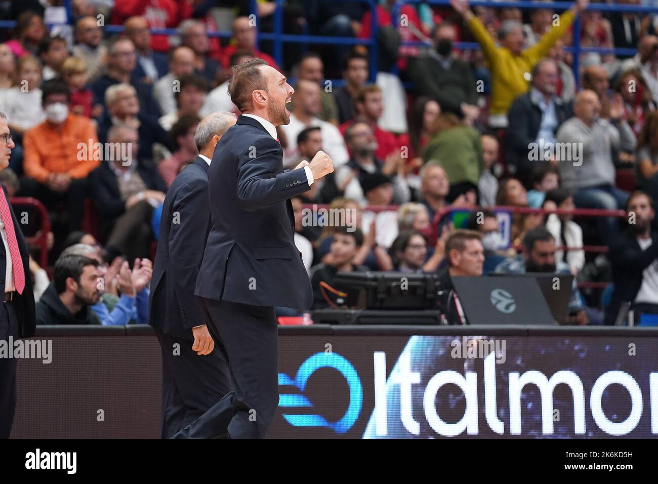 Mailand, Italien. 14. Oktober 2022. Assistent Coach GIUSEPPE POETA (EA7 EMPORIO ARMANI MILANO) während EA7 Emporio Armani Milano vs Alba Berlin, Basketball Euroleague Championship in Mailand, Italien, Oktober 14 2022 Quelle: Independent Photo Agency/Alamy Live News Stockfoto