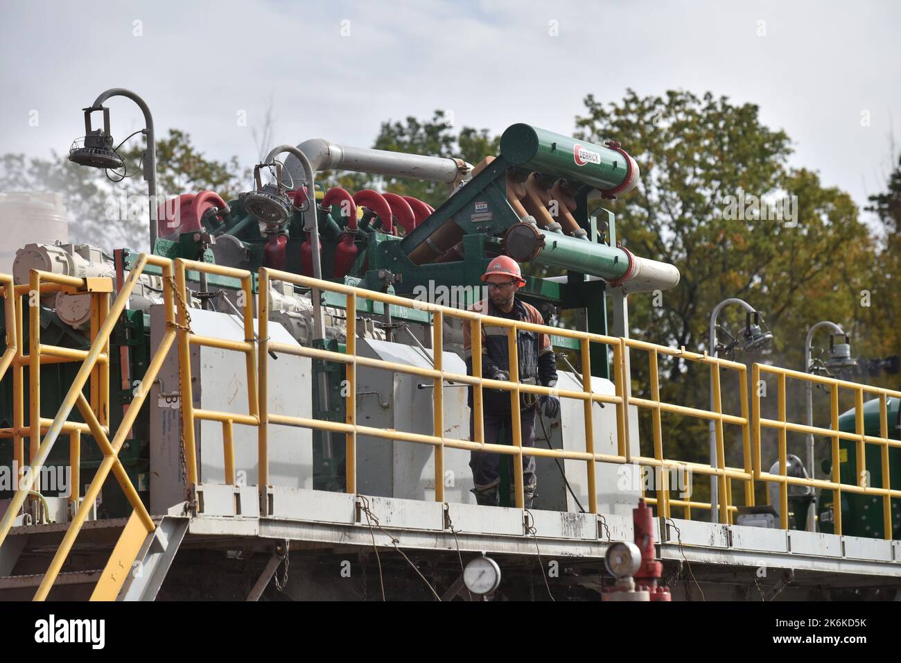 Lviv, Ukraine. 1. Oktober 2022. Ein Arbeiter, der an einer Gasbohrstation in der Region Lviv gesehen wurde. Aufgrund der russischen Militärinvasion lehnte die Ukraine russisches Gas vollständig ab. Daher werden in verschiedenen Regionen der Ukraine neue Gasfelder bebohrt und erschlossen. (Bild: © Pavlo Palamarchuk/SOPA Images via ZUMA Press Wire) Stockfoto