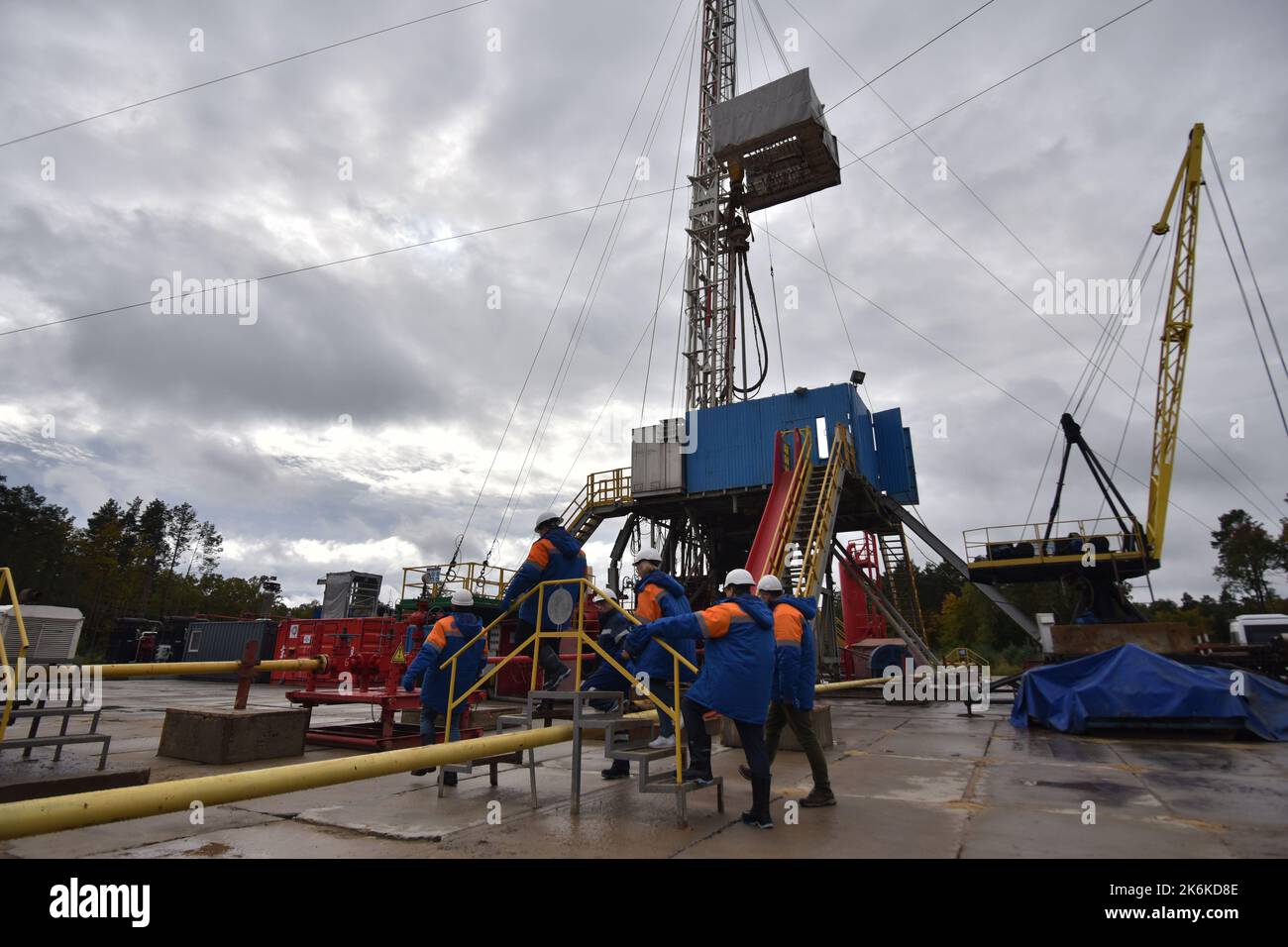Lviv, Ukraine. 1. Oktober 2022. Arbeiter an einer Gasbohrstation in der Region Lviv gesehen. Aufgrund der russischen Militärinvasion lehnte die Ukraine russisches Gas vollständig ab. Daher werden in verschiedenen Regionen der Ukraine neue Gasfelder bebohrt und erschlossen. (Bild: © Pavlo Palamarchuk/SOPA Images via ZUMA Press Wire) Stockfoto