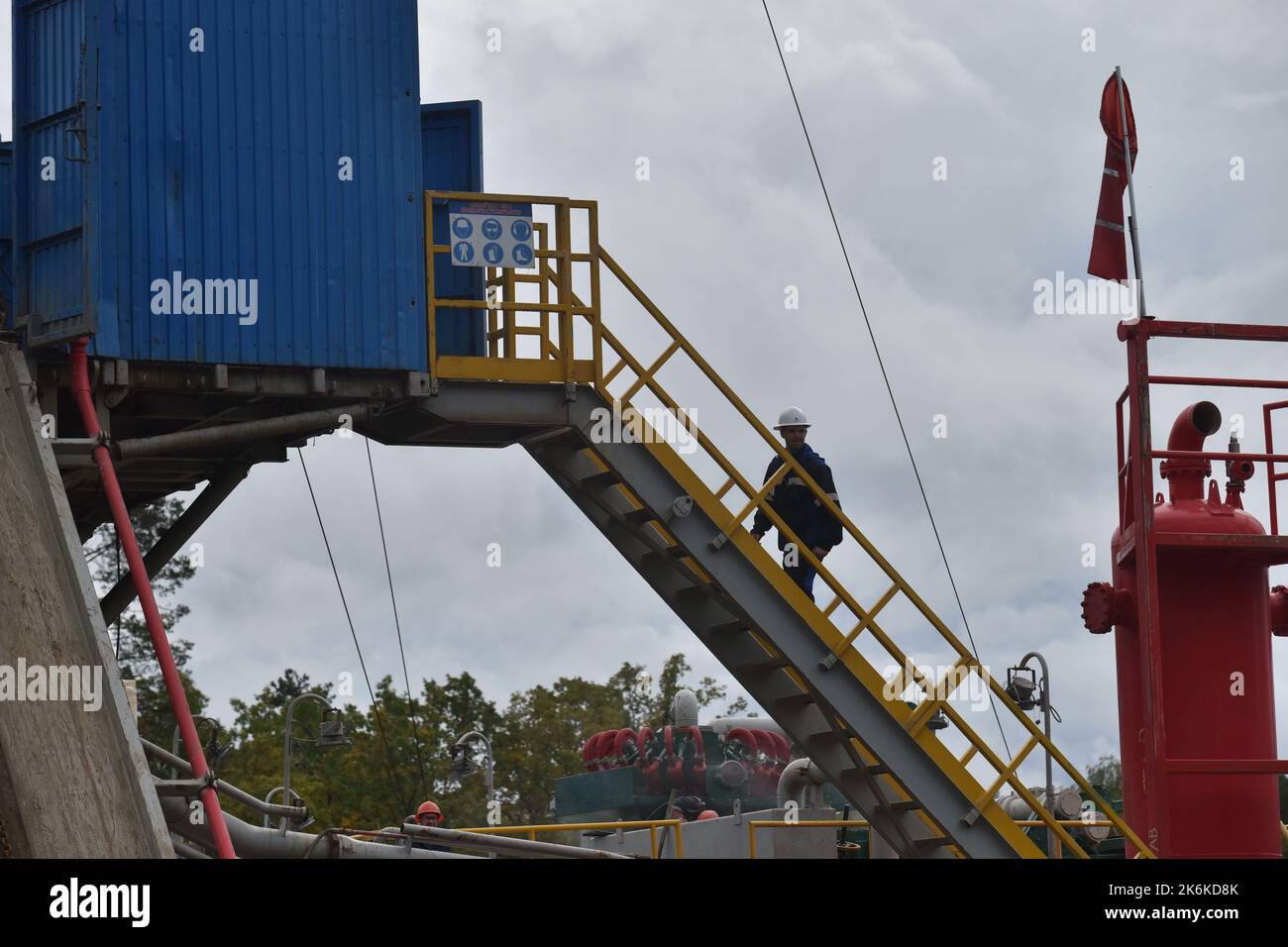 Lviv, Ukraine. 1. Oktober 2022. Ein Arbeiter steigt die Treppe an einer Gasbohrstation in der Region Lviv an. Aufgrund der russischen Militärinvasion lehnte die Ukraine russisches Gas vollständig ab. Daher werden in verschiedenen Regionen der Ukraine neue Gasfelder bebohrt und erschlossen. (Bild: © Pavlo Palamarchuk/SOPA Images via ZUMA Press Wire) Stockfoto
