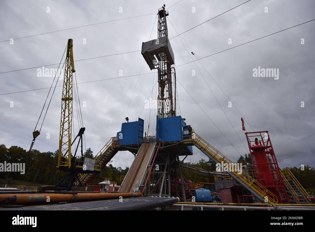 Lviv, Ukraine. 1. Oktober 2022. Installationen an einer Gasbohrstation in der Region Lviv. Aufgrund der russischen Militärinvasion lehnte die Ukraine russisches Gas vollständig ab. Daher werden in verschiedenen Regionen der Ukraine neue Gasfelder bebohrt und erschlossen. (Bild: © Pavlo Palamarchuk/SOPA Images via ZUMA Press Wire) Stockfoto