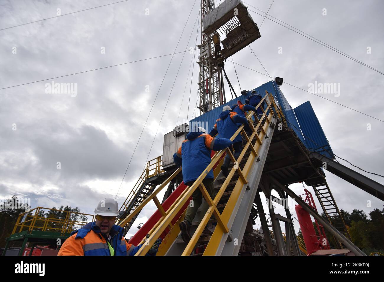 Lviv, Ukraine. 1. Oktober 2022. Arbeiter an einer Gasbohrstation in der Region Lviv gesehen. Aufgrund der russischen Militärinvasion lehnte die Ukraine russisches Gas vollständig ab. Daher werden in verschiedenen Regionen der Ukraine neue Gasfelder bebohrt und erschlossen. (Bild: © Pavlo Palamarchuk/SOPA Images via ZUMA Press Wire) Stockfoto