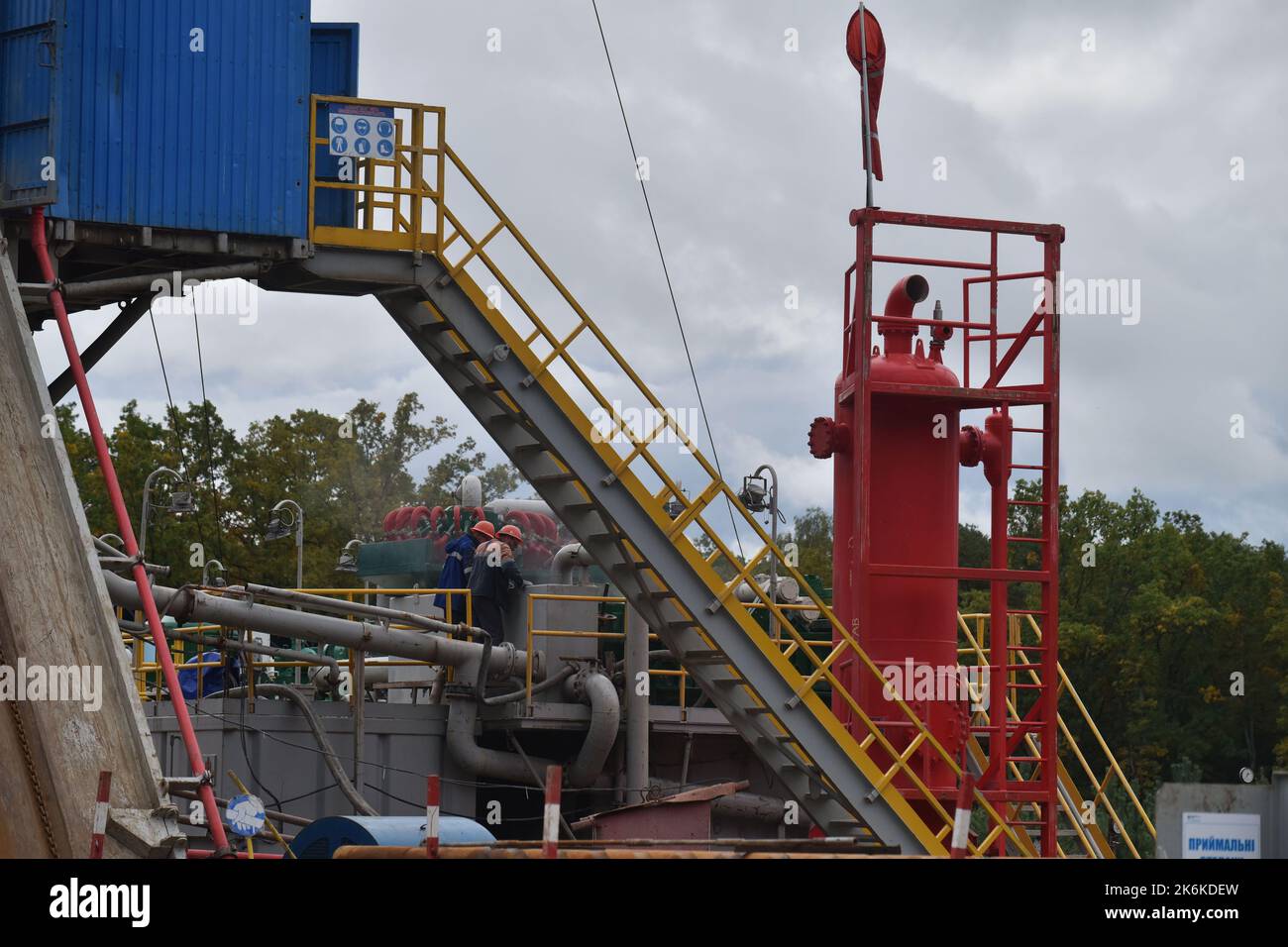 Lviv, Ukraine. 1. Oktober 2022. Arbeiter an einer Gasbohrstation in der Region Lviv gesehen. Aufgrund der russischen Militärinvasion lehnte die Ukraine russisches Gas vollständig ab. Daher werden in verschiedenen Regionen der Ukraine neue Gasfelder bebohrt und erschlossen. (Bild: © Pavlo Palamarchuk/SOPA Images via ZUMA Press Wire) Stockfoto